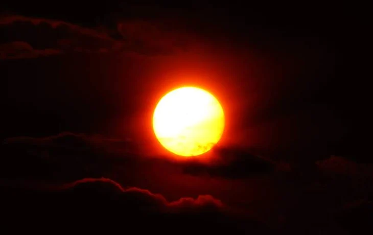 ВНИМАНИЕ, ВЫСОКОСКОРОСТНОЕ ПРЕСЛЕДОВАНИЕ! Солнце запустило плазменный «мега-поезд» прямиком к Земле ВНИМАНИЕ, ВЫСОКОСКОРОСТНОЕ ПРЕСЛЕДОВАНИЕ! Солнце запустило плазменный «мега-поезд» прямиком к Земле