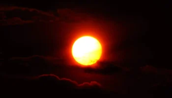 ВНИМАНИЕ, ВЫСОКОСКОРОСТНОЕ ПРЕСЛЕДОВАНИЕ! Солнце запустило плазменный «мега-поезд» прямиком к Земле ВНИМАНИЕ, ВЫСОКОСКОРОСТНОЕ ПРЕСЛЕДОВАНИЕ! Солнце запустило плазменный «мега-поезд» прямиком к Земле