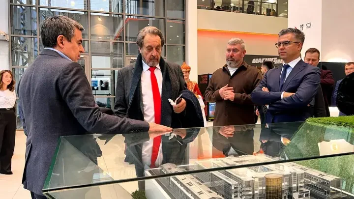 Эррол Маск нашел замену Илону: отец миллиардера зачастил в Казань за чак-чаком и IT-гениями